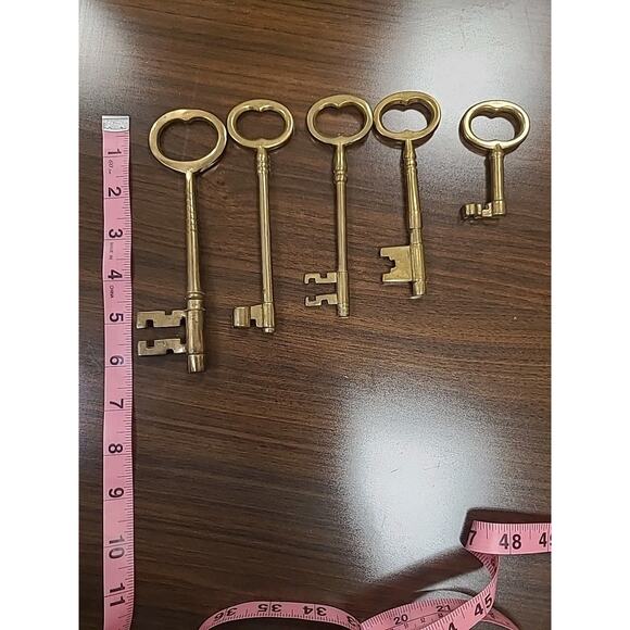 Vintage Skeleton Key Set Brass Plated Metal Ring Decorative Jail Style Rustic - Picture 7 of 7